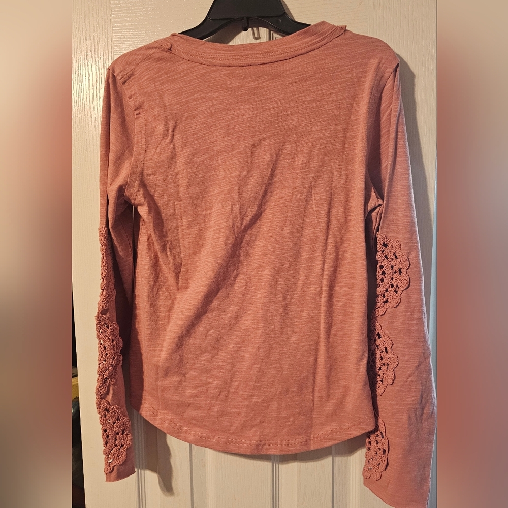 NWT..Very J Mauve Pink Long Sleeve Top with Crochet Sleeve Large - Picture 2 of 12